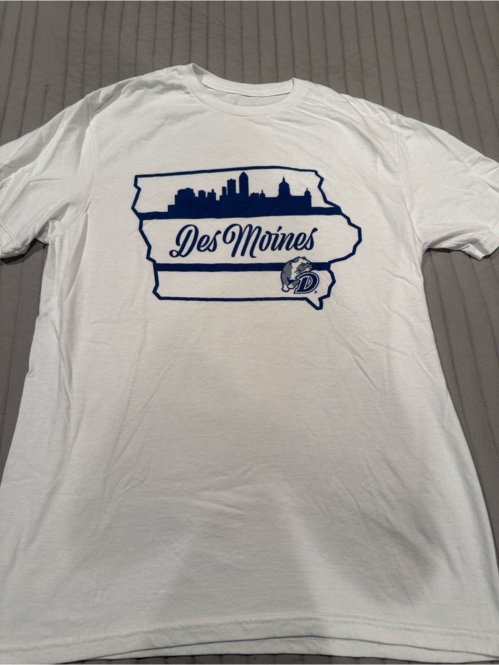 Des Moines White Graphic Tee - City Skyline size M